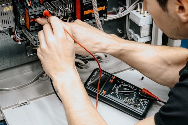 Daños eléctricos en el seguro de comercio: Evita pérdidas en tu negocio
