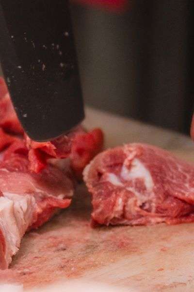 trabajo de corte en local con seguro para carnicerías
