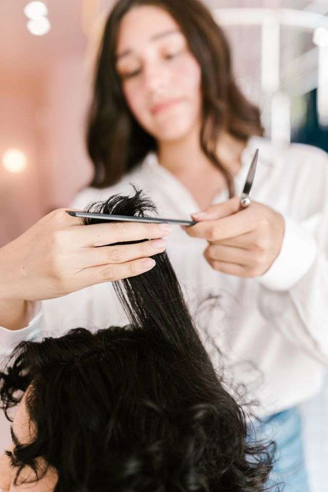 Corte de pelo en local con seguro para peluquerías