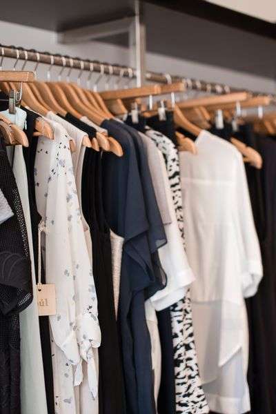 Interior de tienda con seguro para tiendas de ropa