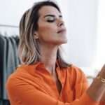 empresaria tranquila con su seguro de comercio para tiendas de ropa