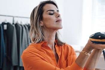 empresaria tranquila con su seguro de comercio para tiendas de ropa
