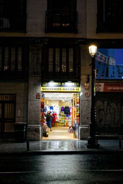Local comercial abierto al publico bien asegurado.