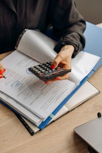 carpeta con documentación obligatoria en un comercio