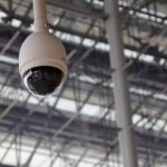 Cámara de seguridad que forma parte de las medidas de seguridad en seguro comercio
