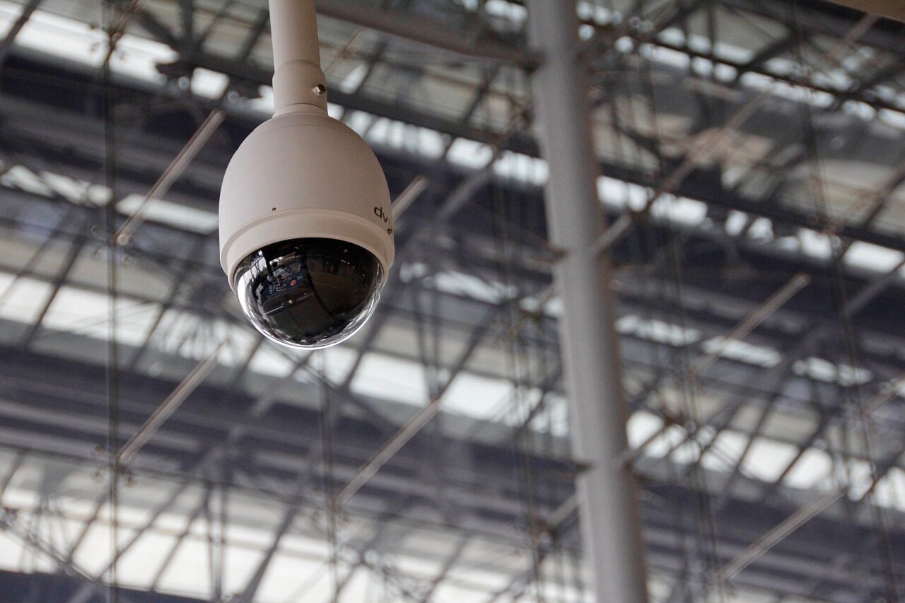 Cámara de seguridad que forma parte de las medidas de seguridad en seguro comercio