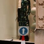 caída de cliente por falta de señalización como aparece en la imagen