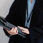 Persona con carpeta de su seguro con coberturas seguro de comercio para autonomos