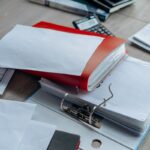 En mesa de trabajo estudiando cómo elegir seguro de comercio según la actividad