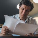 Dueño de comercio leyendo qué cubre el seguro de comercio y exclusiones