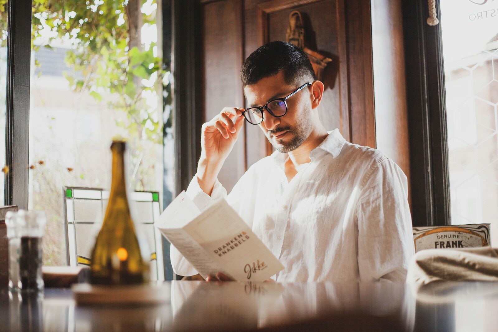 Inquilino revisando las coberturas del seguro para su comercio en local alquilado